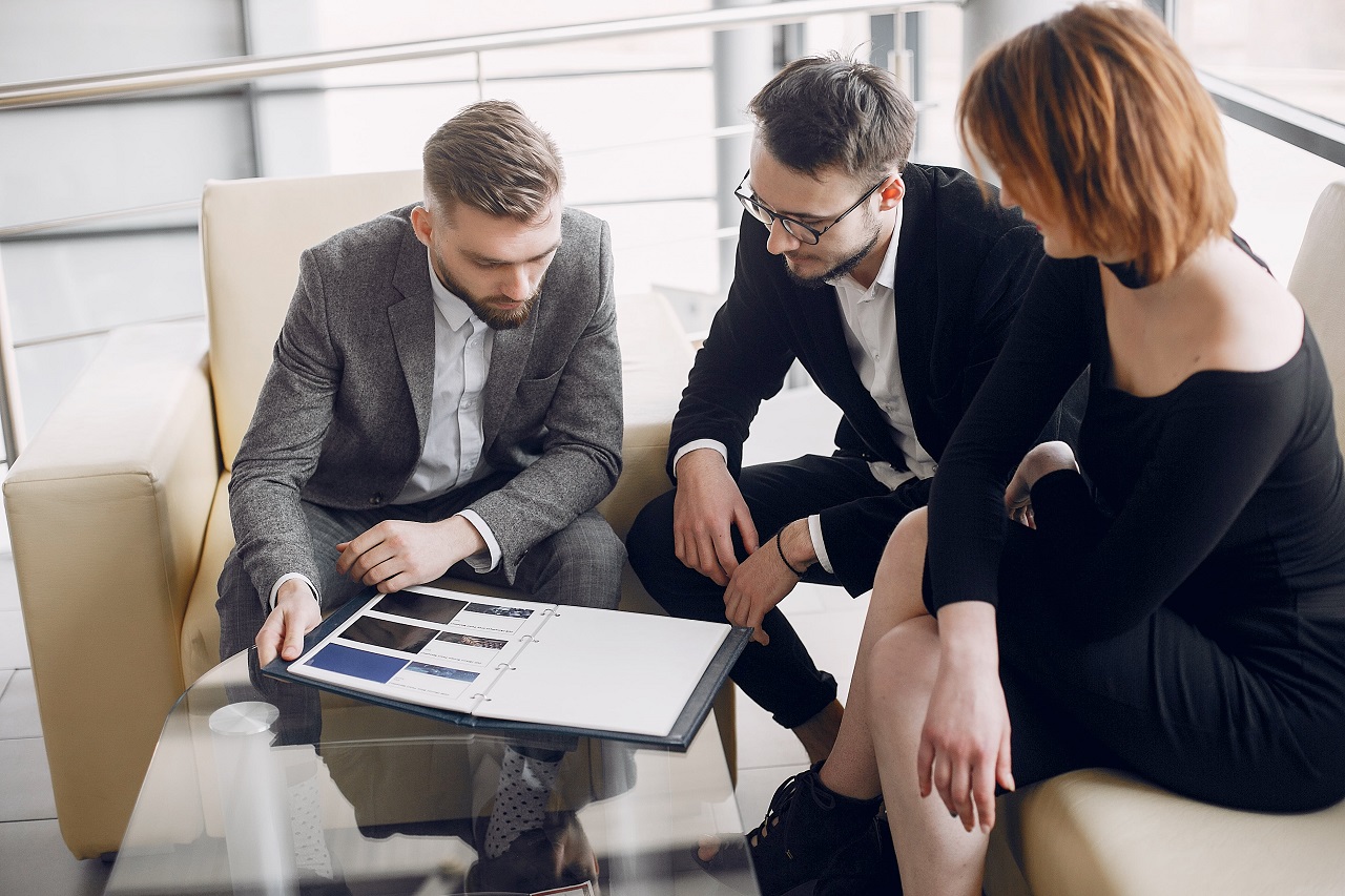 Agência ou Consultor: Qual a Melhor Escolha para o Seu Negócio?