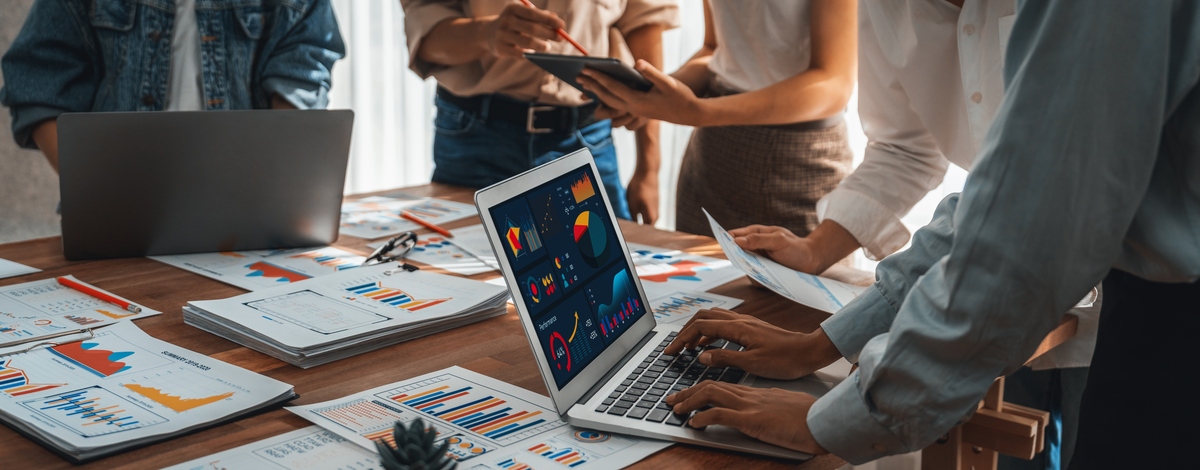 analyst team utilizing bi fintech to analyze financial report. scrutinize