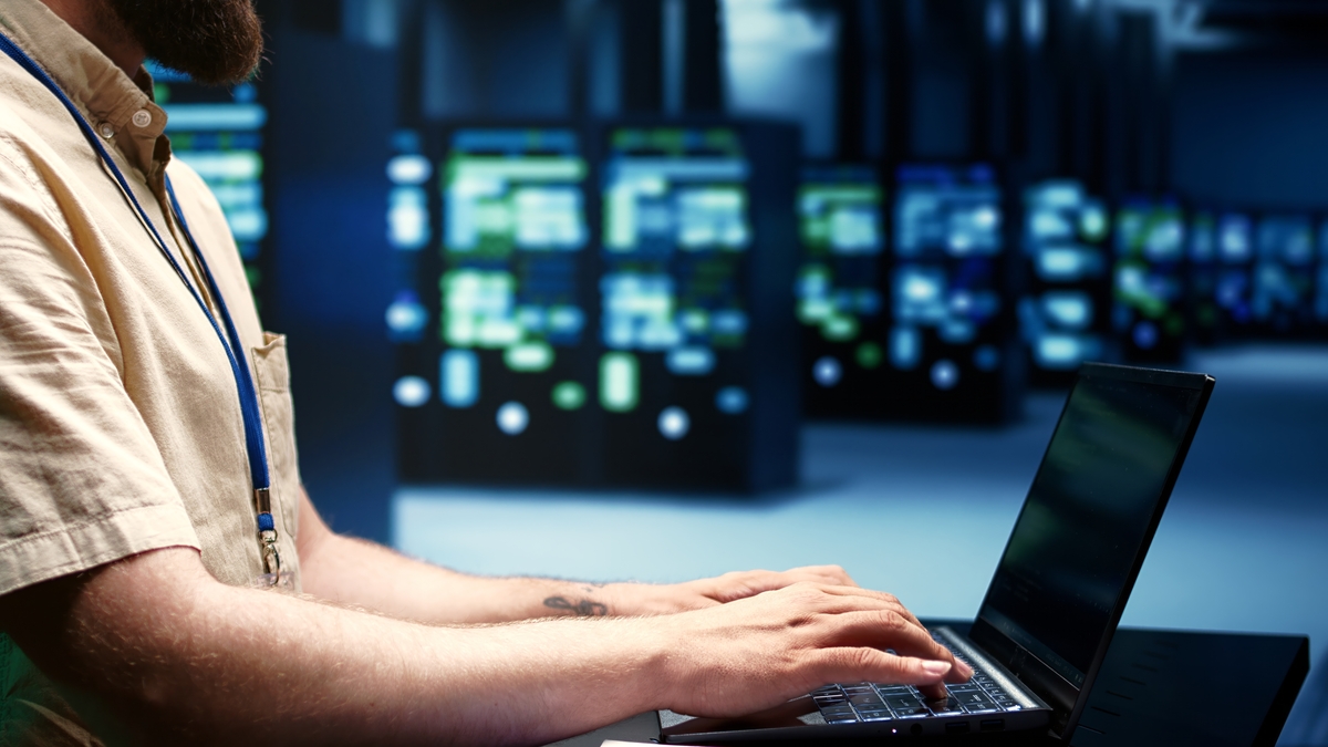 supervisor doing server diagnostic test