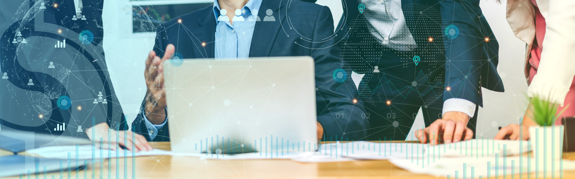 Profissionais analisam dados financeiros com gráficos digitais