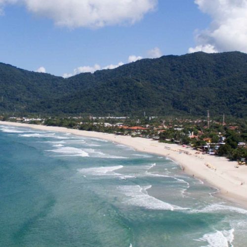 Paisagem aérea de praia tropical, mar e montanhas