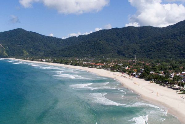Paisagem aérea de praia tropical, mar e montanhas