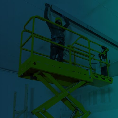 Trabalhador em plataforma elevatória em construção