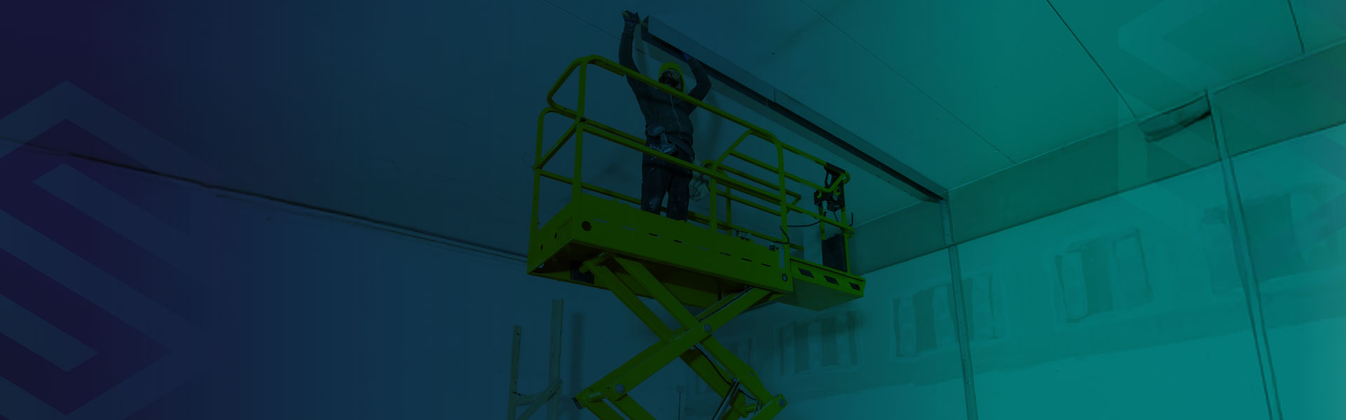 Trabalhador em plataforma elevatória em construção